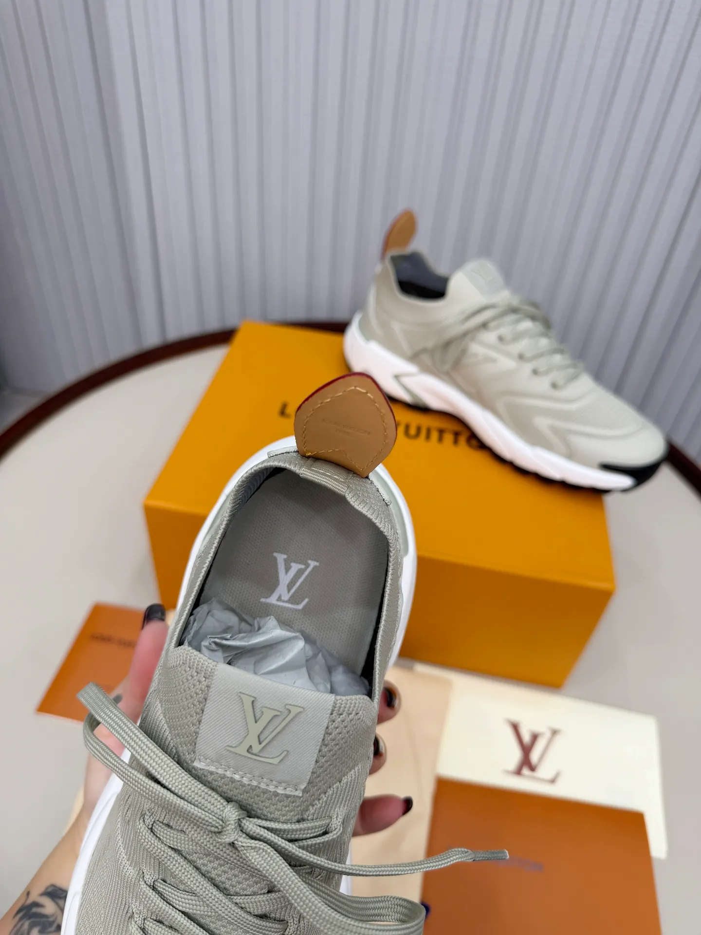 Men's men's shoes P640! Top version LV Louis Vuitton L Jialu brand Runner Tatic series thick-soled casual sports shoes running shoes original purchase development and production This LV Runner Tatic sports shoe combines fly woven fabric material to interpret the inspiration of traditional mountaineering shoes. The LV letters are written on one side, the Louis Vuitton logo, and the light and wear-resistant rubber outsole complete the whole package. The delivery counter is exquisitely packaged🛍📦 ▪️Fabrics: Original imported custom fly-knit fabric ▪️Inner lining: Original custom-made breathable mesh ▪️Sole: Original molded anti-slip rubber combination material ▪️Sole thickness: 4CM ▪️Size: Men's 39-45
